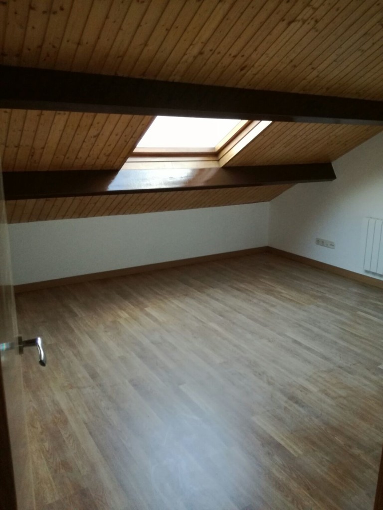 Suelos laminados y techos abuardillados